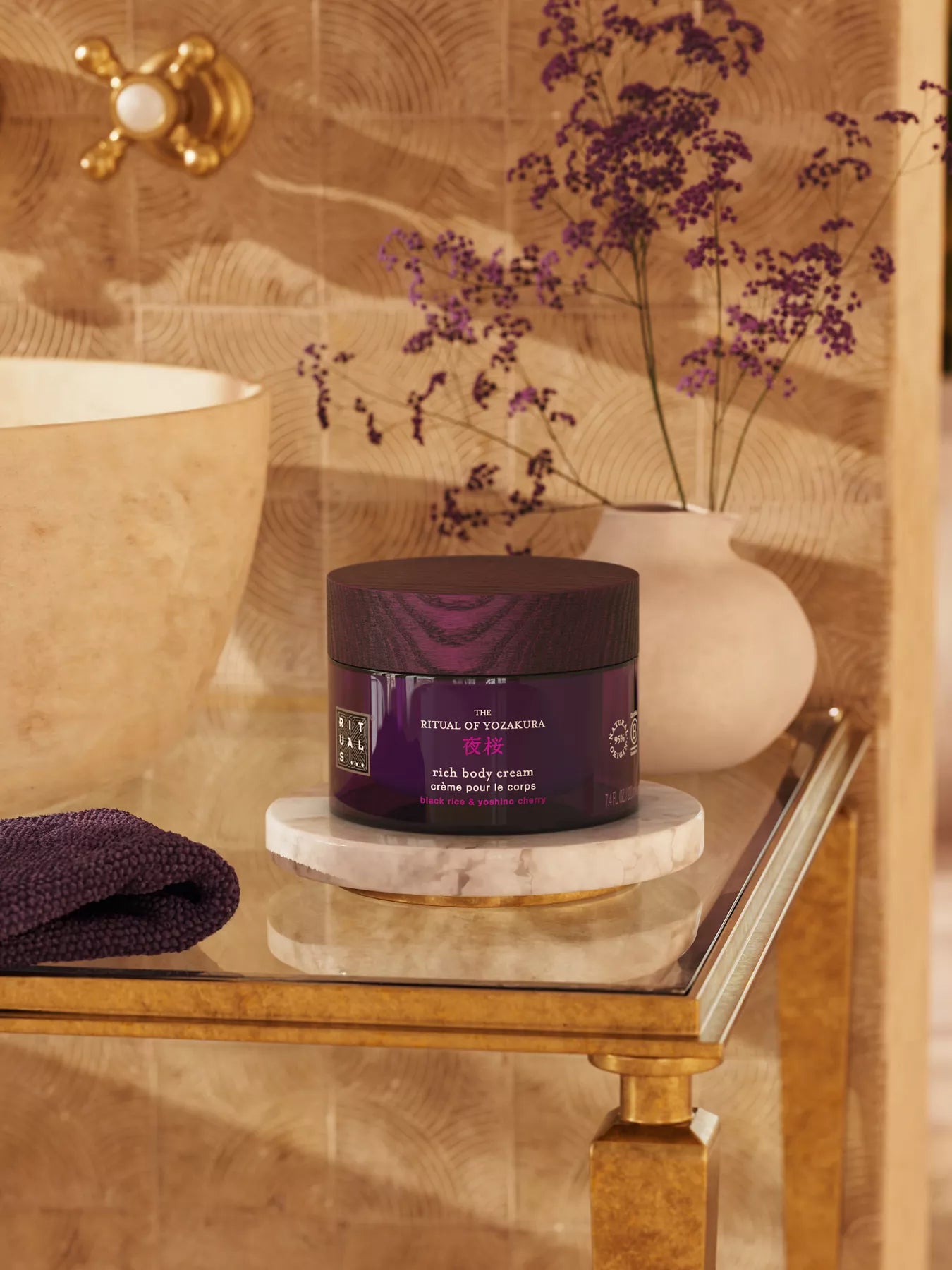 THE RITUAL OF YOZAKURA 
crème riche pour le corps, 220 ml