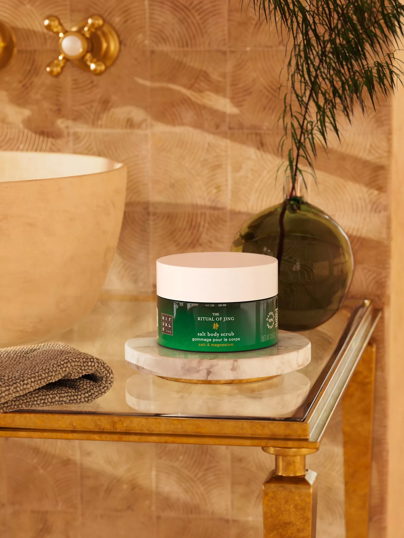 THE RITUAL OF JING
Salt Body Scrub – Gommage pour le corps (300 g)